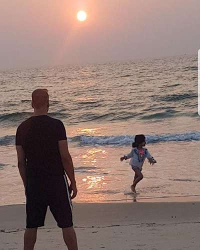 Akshay Kumar is busy being a perfect dad soaking in the sight of his baby Nitara playing on the beach