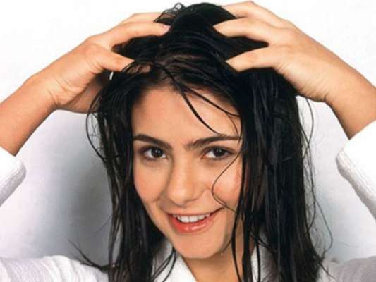 Get Black, Thick & Shiny Hair Naturally At Home Using Henna