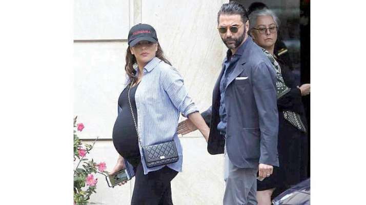 Eva Longoria shows off her baby bump