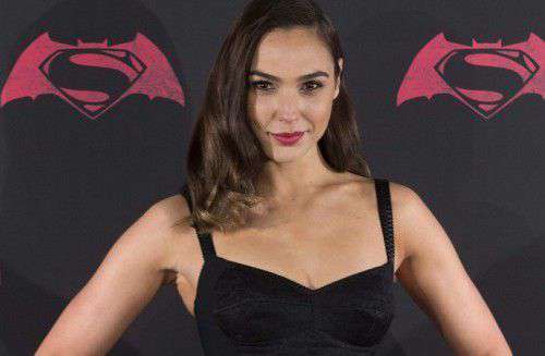 Gal Gadot to star with Dwayne Johnson in ‘Red Notice’