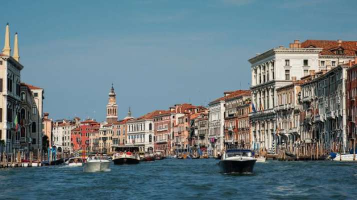 Venice may fine tourists for sitting at undesignated spots