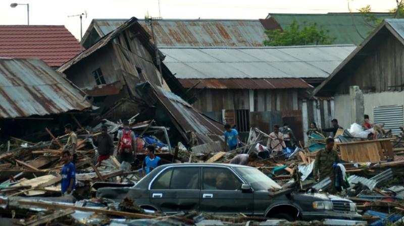 After quake, tsunami Indonesia seeks international aid, digs graves for over 1,000